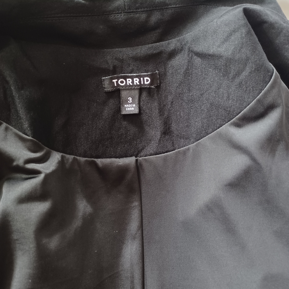 Torrid Black Cutaway Blazer with pockets - Picture 5 of 6
